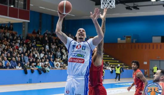 V�gre! Visszat�r a kapit�ny, T�th �d�m csatasorba �ll