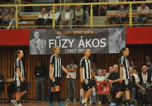 Fzy kosra emlkeztek tegnap a pcsi sportcsarnokban. Fot: bama.hu