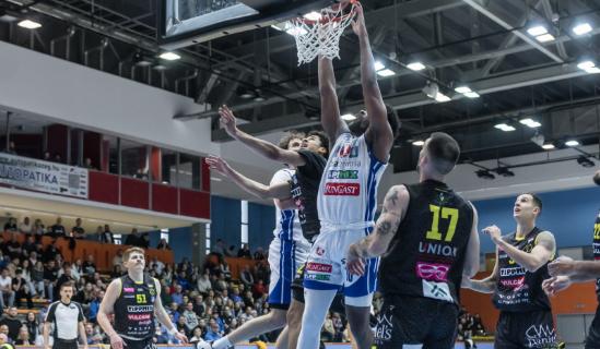 Harcos j�t�k kev�s volt, a hajr�ban ford�tott a Falco